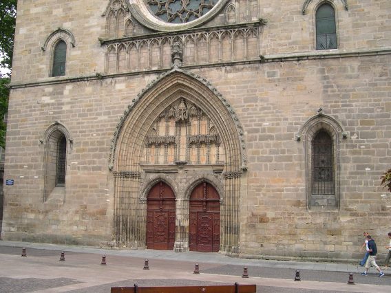  portail monumental de la basilique